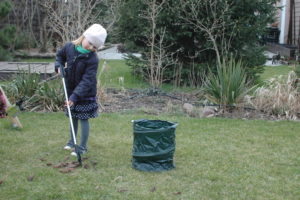 dzieci lubia sprzątanie i chętnie pomogą jeśli damy im chwytak ogrodowy
