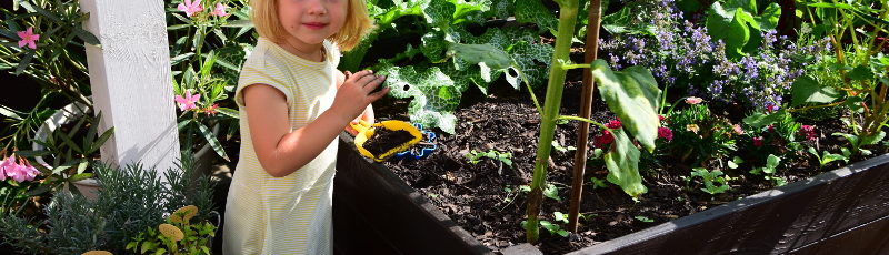Dzieci w ogrodzie czasem bawią się ziemią, to fakt!
