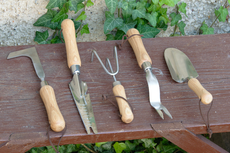 Eleganckie narzędzia ogrodnicze z drewnianymi rączkami