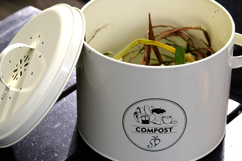 Pojemnik na kompost w kuchni z filtrem węglowym