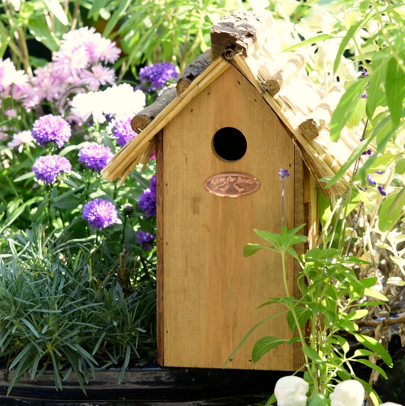 Domek dla ptaków z dachem ze słomy