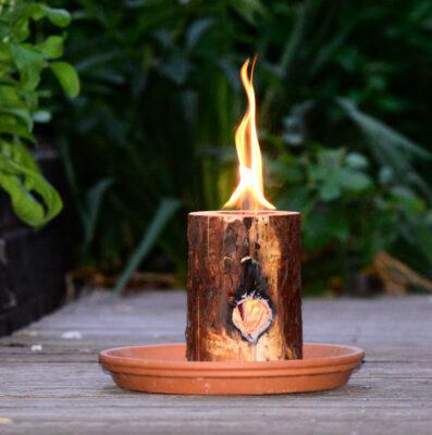 Małe ognisko w ogrodzie z kłody drewna